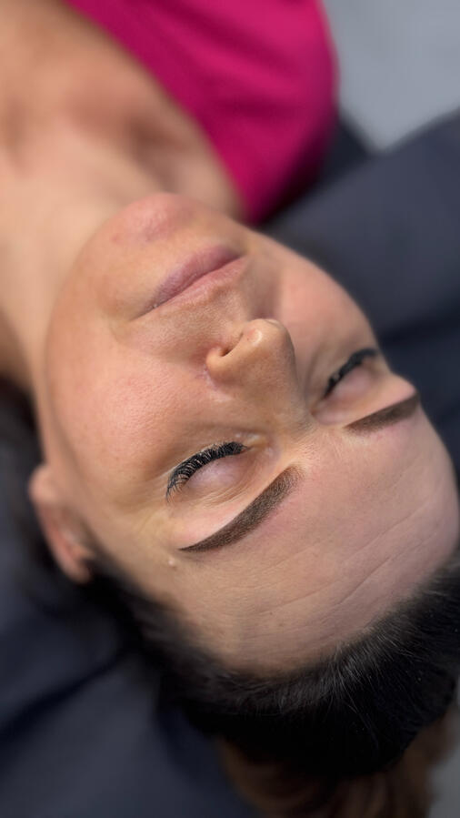 Permanentny makijaż brwi – idealna symetria łuków dobrana do kształtu twarzy. Permanentny makijaż brwi – idealna symetria łuków dobrana do kształtu twarzy.